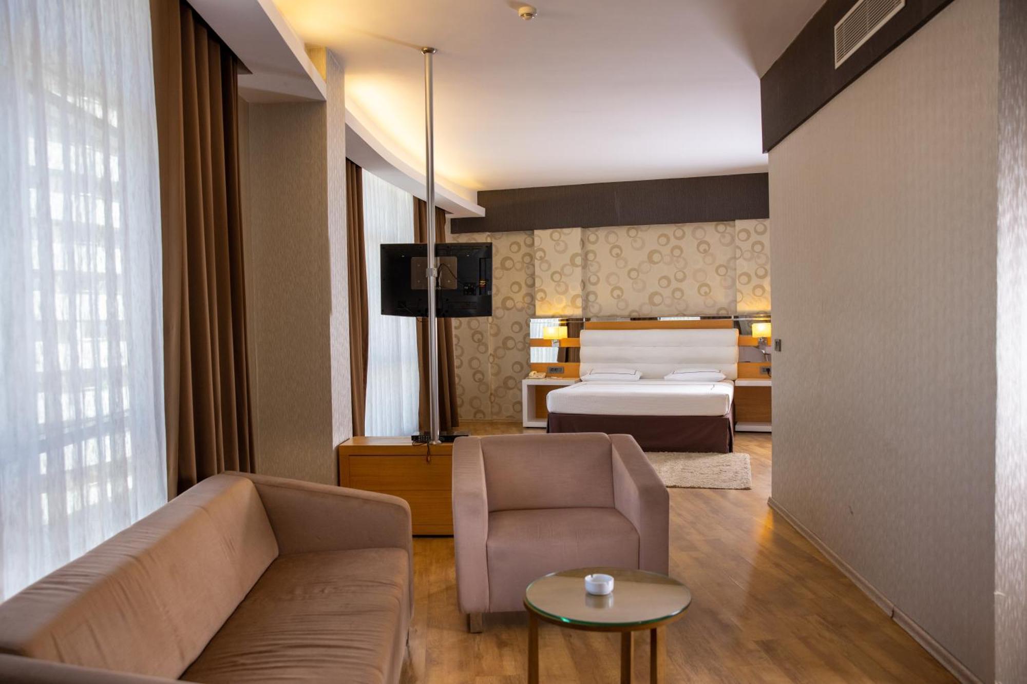 Anemon Grand Adana Otel מראה חיצוני תמונה